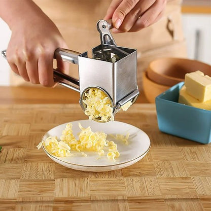 raper du beur avec une râpe  à fromage 