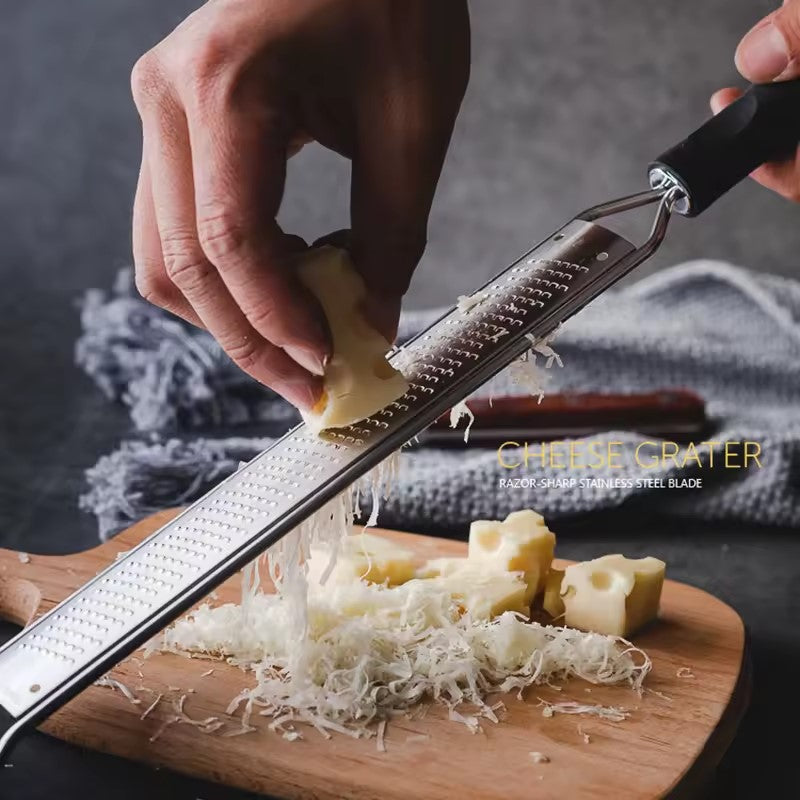 râper du fromage avec une râpe à fromage 