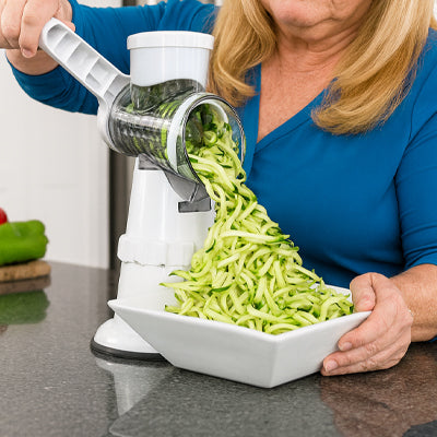 râper des courgette avec une râpe à légumes manuelle 