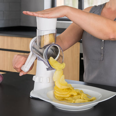 faire des chips avec une râpe à légumes manuelle 