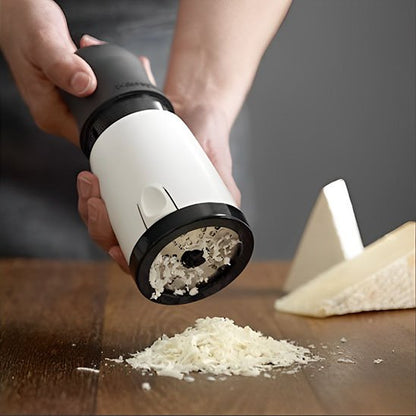 parmesans avec une rape a fromage 