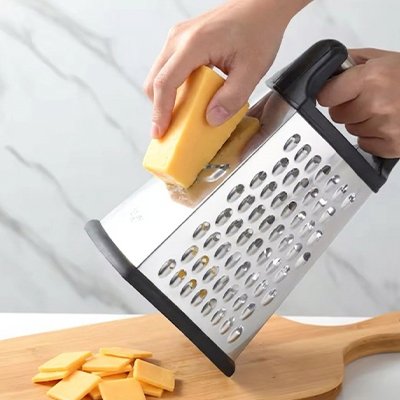 Râpe à fromage avec 4 faces 