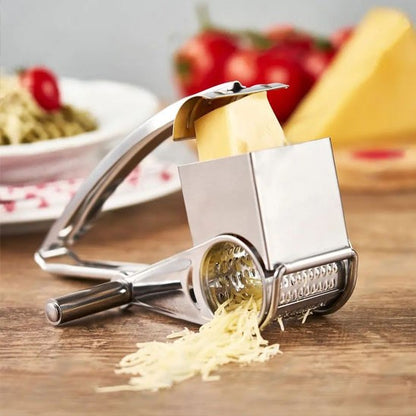 fromage  râpé avec une râpe fromage