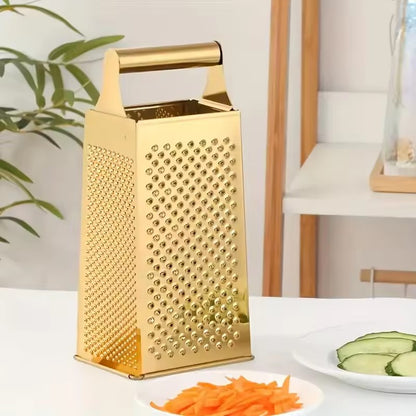 raper des carottes avec une rape legumes 