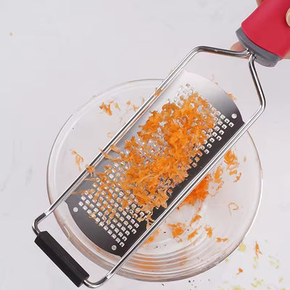 des zeste de citron avec une rape zesteur 