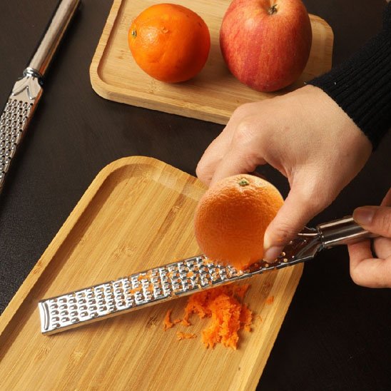  râpe Zesteur sur une planche a découper 