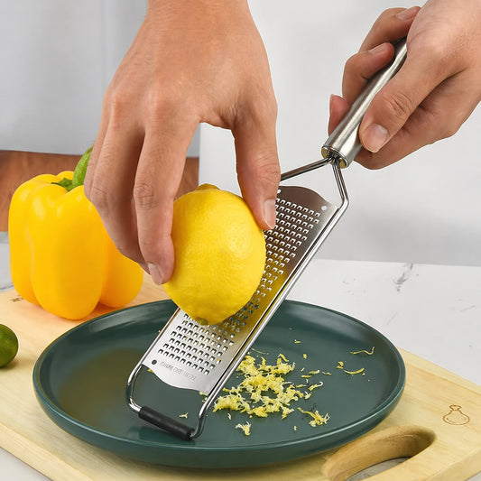 raper du citron avec un zesteur 