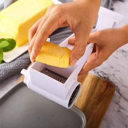 mettre du fromage dans une râpe à fromage 