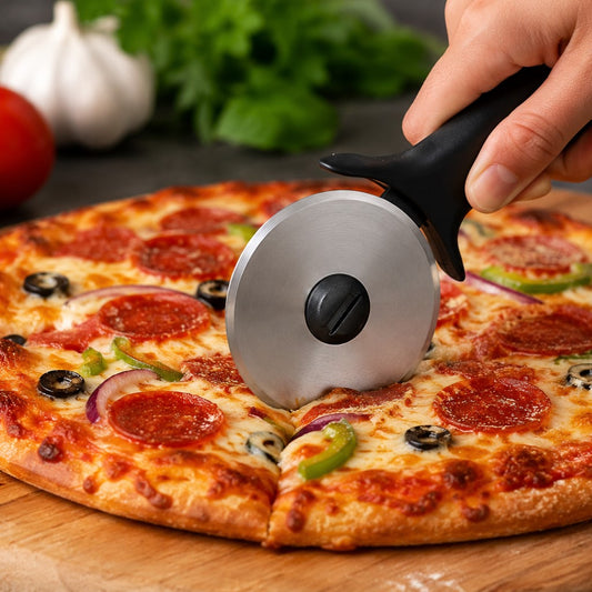 couper une pizza avec une roulette à pizza 