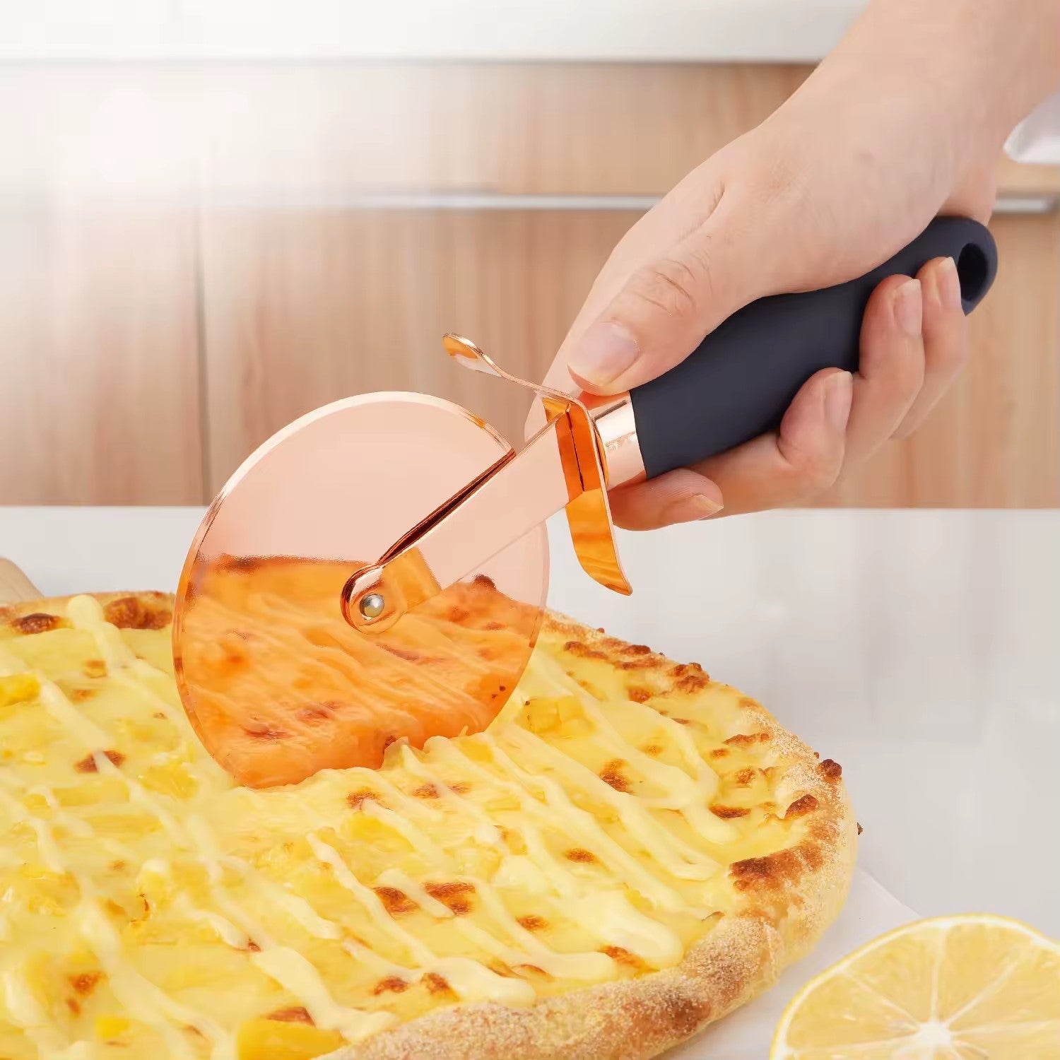 couper une pizza avec une roulette à pizza 