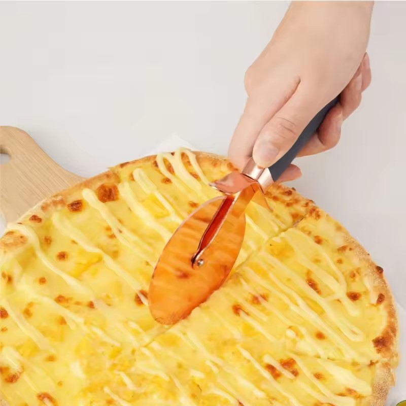 une femme qui coupe une pizza avec une roulette à pizza 