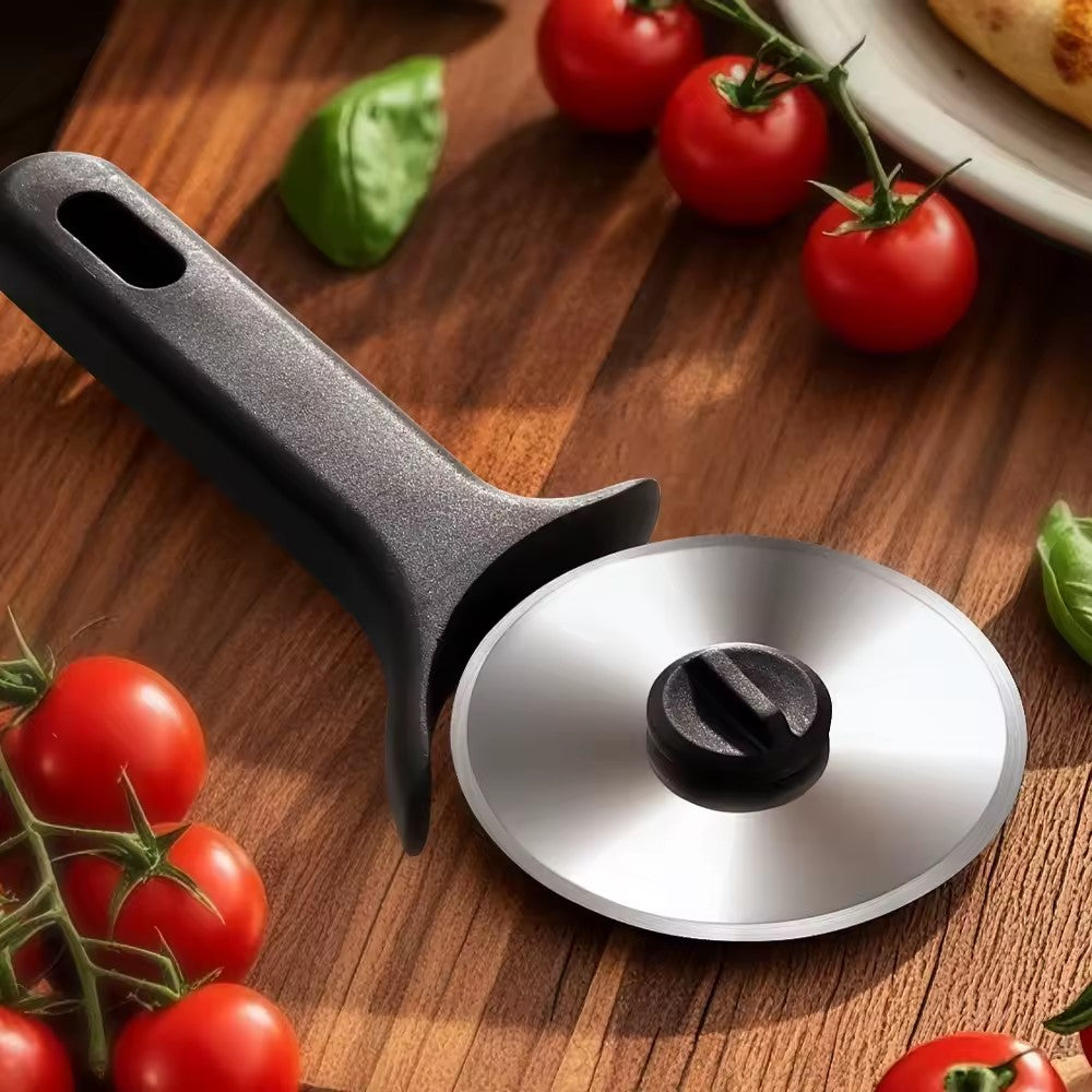 une roulette à pizza  sur une table de cuisine