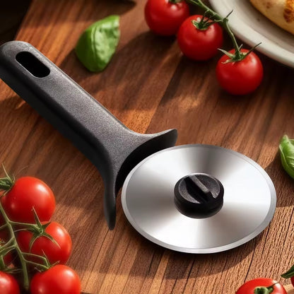 une roulette à pizza  sur une table de cuisine