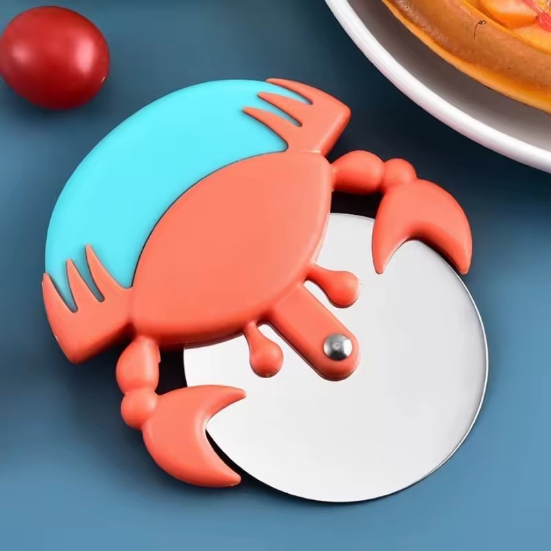 une roulette à pizza en forme de crab