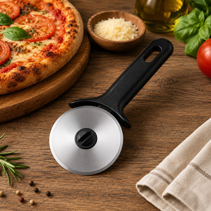 une roulette à pizza sur une planche à découper 