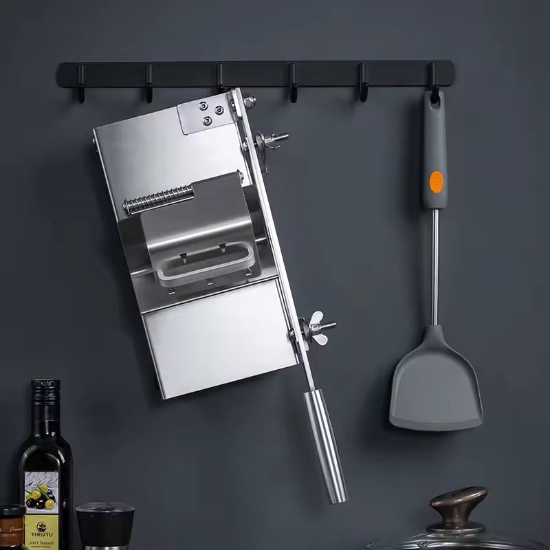 une trancheuse à saucisson accrochée au mur 