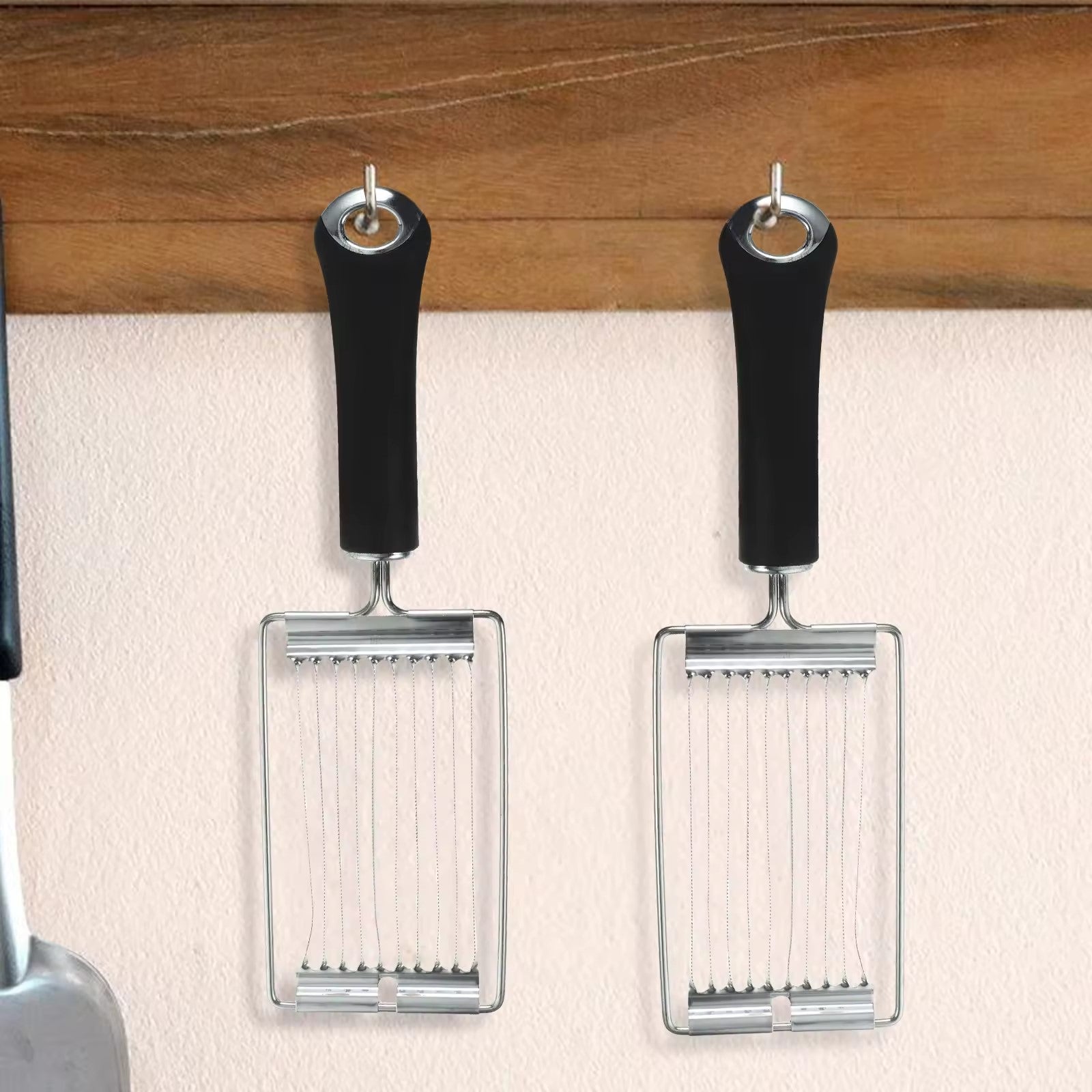 une trancheuse à saucisson accrochée au mur 