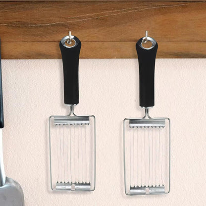 une trancheuse à saucisson accrochée au mur 