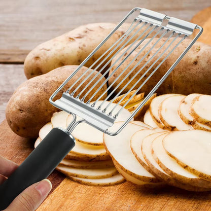 couper des pomme de terre avec une trancheuse à saucisson