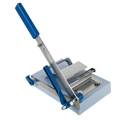 une trancheuse à saucisson bleu 