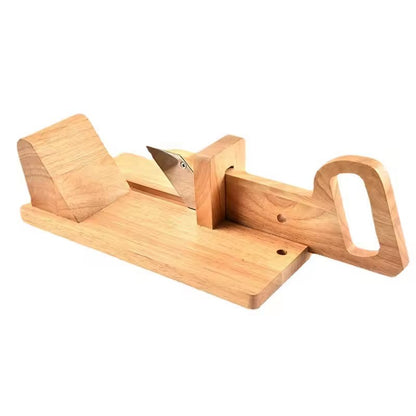 couper du saucisson avec une trancheuse à saucisson