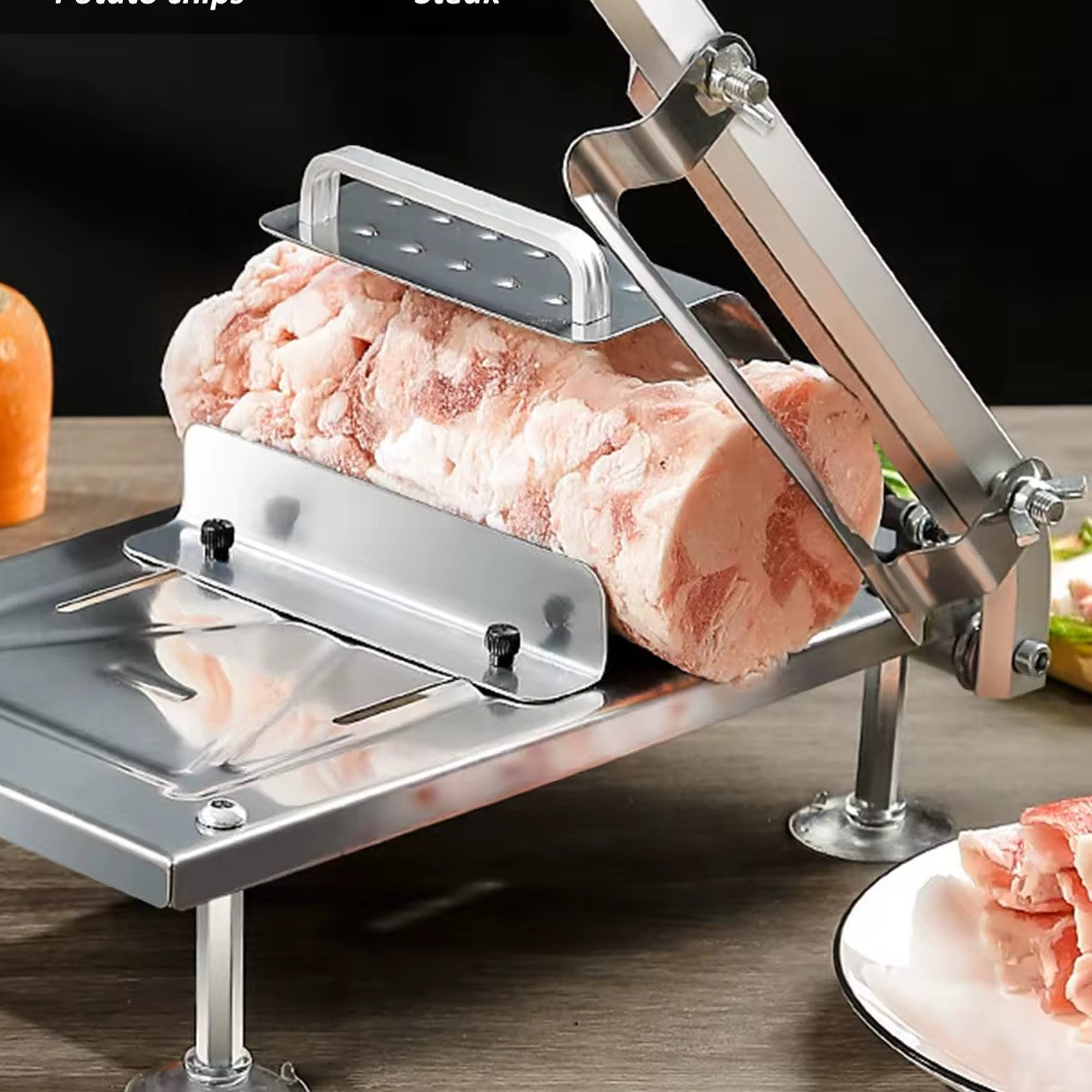 couper la charcuterie avec une trancheuse à saucisson