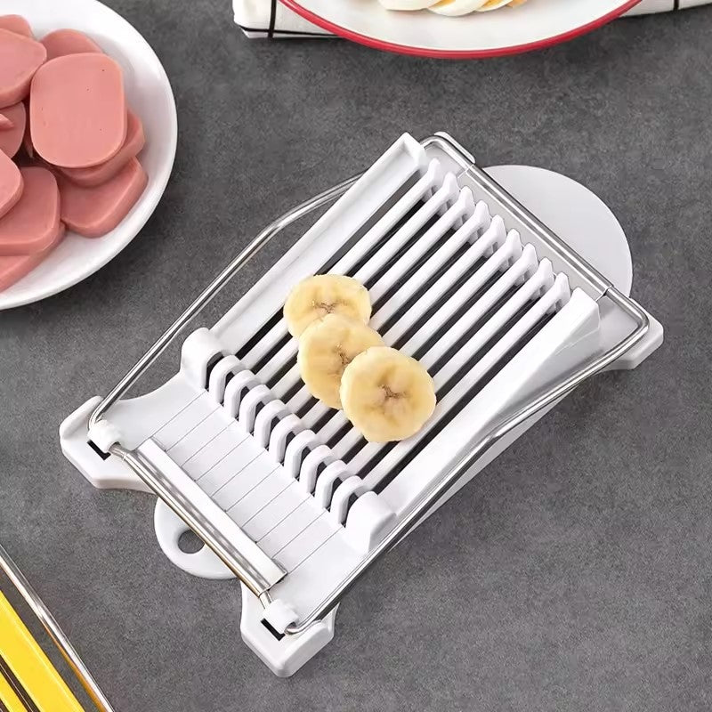 couper des bananes avec une trancheuse saucisson