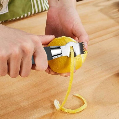 une femme qui coupe le citron avec un Zesteur 