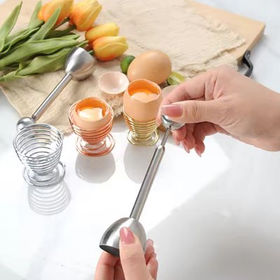  une femme qui coupe les coeufs avec un Coupe oeuf 