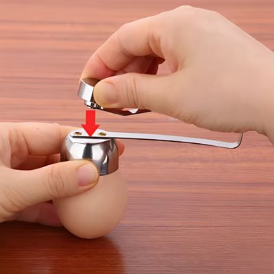  une femme qui coupe les œufs avec un Coupe oeuf 
