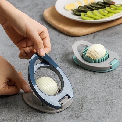 une femme qui coupe un oeuf avec unCoupe oeuf 