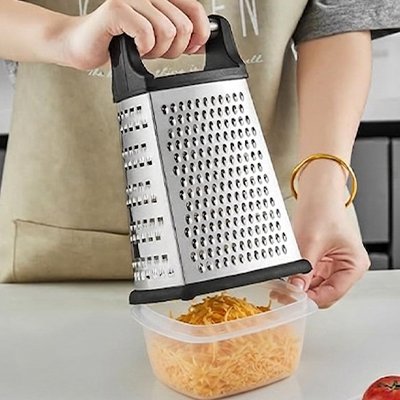  une femme qui rape du fromage avec une Râpe à fromage