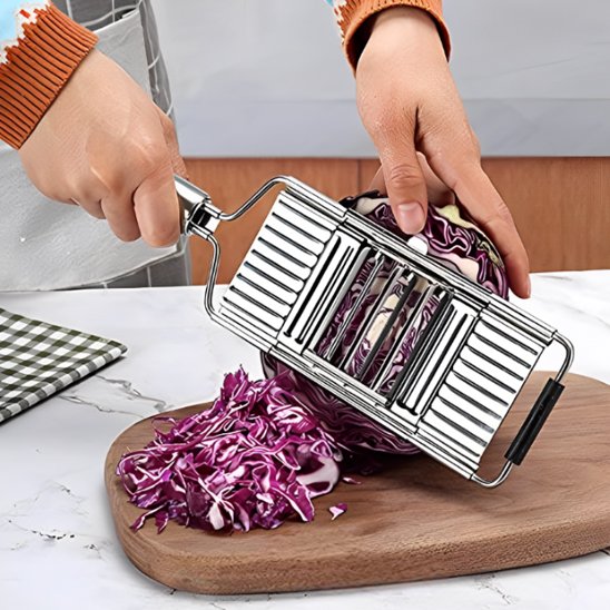  une femme qui râpe les choux avec un Coupe légumes