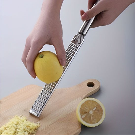 une femme qui zeste les citrons râpe Zesteur