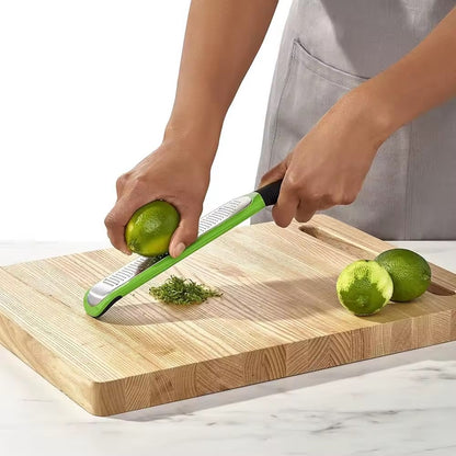 un zesteur pour faire du zeste de citron vert 