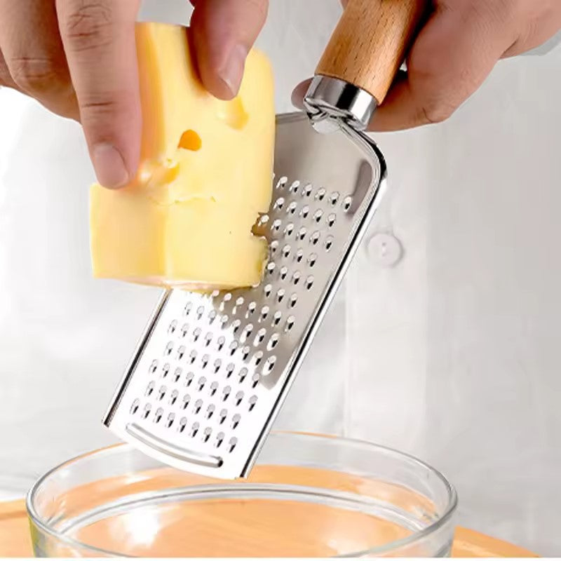 un homme qui râpe du fromage avec un zesteur 