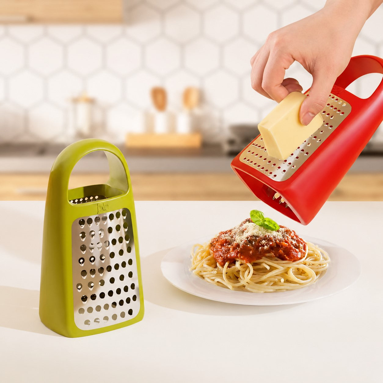 râper du fromage avec un zesteur a citron 