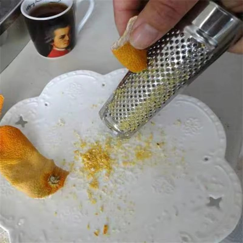 zester les oranges avec un zesteur citron