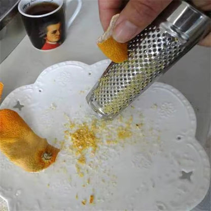 zester les oranges avec un zesteur citron