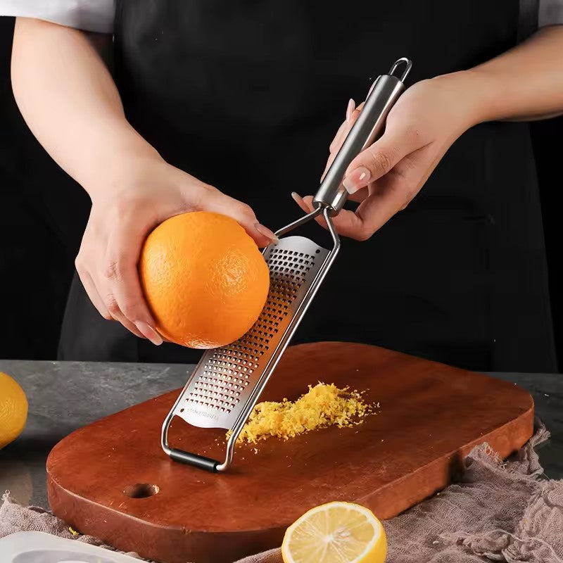 faire du  zeste d'orange avec un zesteur citron professionnel