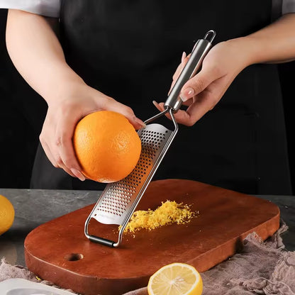 faire du  zeste d'orange avec un zesteur citron professionnel