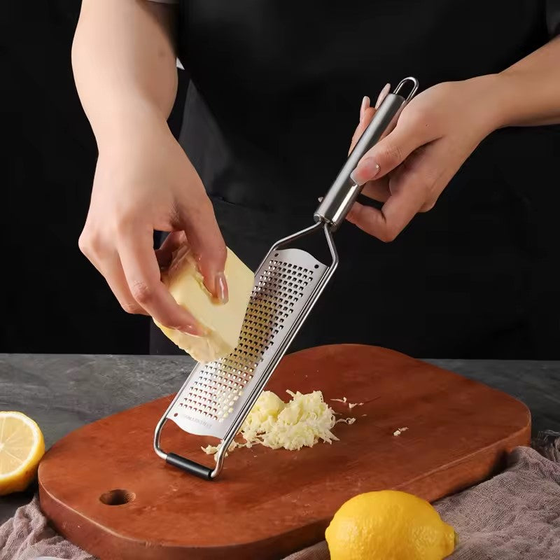 raper du fromage avec un zesteur citron professionnel