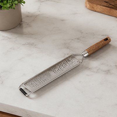 Zesteur en inox avec une manche en bois 